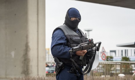 Polisi berjaga di  bandara Orly, Paris, Prancis pascaaksi penembakan pada Sabtu (18/9).