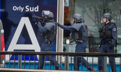 Polisi berjaga di bandara Orly, Paris, Prancis pascaaksi penembakan pada Sabtu (18/3).