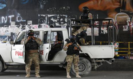 Polisi berjaga di bawah jembatan layang di Port-au-Prince, Haiti, Senin, 12 Juli 2021. Presiden Jovenel Moise dibunuh pada 7 Juli.