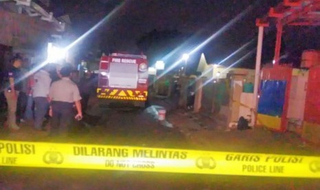 Polisi berjaga di dekat lokasi penemuan terduga pelaku bom di Bintara Jaya, Bekasi Barat, Sabtu (10/12).