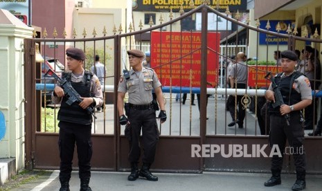 Polisi berjaga di depan gedung Mapolrestabes Medan pascaaksi bom bunuh diri yang dilakukan seorang pemuda, di Medan, Sumatera Utara, Rabu (13/11/2019).