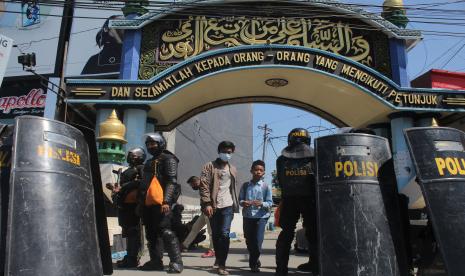 Polisi berjaga di depan gerbang Pondok Pesantren Shiddiqiyyah Ploso saat proses upaya penangkapan Moch Subchi Azal Tsani (MSAT) di Jombang, Jawa Timur, Kamis (7/7/2022). Dalam proses tersebut, polisi mengamankan puluhan orang yang menghalangi upaya jemput paksa MSAT. 