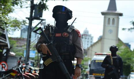 Polisi berjaga di depan Gereja Katedral Makassar setelah serangan bom bunuh diri di Makassar, provinsi Sulawesi Selatan, Indonesia pada 28 Maret 2021. Menurut laporan petugas keamanan, sedikitnya 1 orang tewas dan 14 orang tewas. lainnya terluka dalam serangan bom itu. (