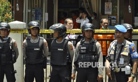  Polisi berjaga di depan Kantor Kelurahan Arjuna dalam peristiwa peledakan bom panci oleh teroris di Jalan Arjuna, Kota Bandung, Senin (27/2).