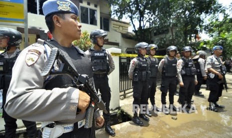 Polisi berjaga di depan Kantor Kelurahan Arjuna dalam peristiwa peledakan bom panci oleh teroris di Jalan Arjuna, Kota Bandung, Senin (27/2).