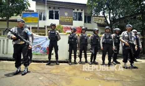 Polisi berjaga di depan Kantor Kelurahan Arjuna dalam peristiwa peledakan bom panci oleh teroris di Jalan Arjuna, Kota Bandung, Senin (27/2).