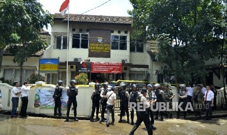 Polisi berjaga di depan Kantor Kelurahan Arjuna dalam peristiwa peledakan bom panci oleh teroris di Jalan Arjuna, Kota Bandung, Senin (27/2)