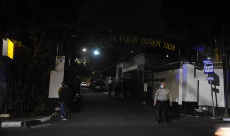 Polisi berjaga di depan kompleks rumah dinas Kadiv Propam Polri Irjen Pol Ferdy Sambo pascaperistiwa baku tembak dua dua ajudannya di Komplek Polri Duren Tiga, Jakarta Selatan, Selasa (12/7/2022) malam. Kapolri Jenderal Pol Listyo Sigit Prabowo menyerahkan penyelidikan dan penyidikan kasus baku tembak yang terjadi pada Jumat (8/7) antara dua ajudan di rumah dinas Kadiv Propam Polri Irjen Pol Ferdy Sambo yakni Bharada E dan Brigadir J tersebut kepada tim gabungan yang akan bekerja secara profesional. 