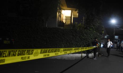 Polisi berjaga di depan rumah dinas Kadiv Propam Polri Irjen Ferdy Sambo di Kompleks Polri Duren Tiga, Jakarta Selatan, Selasa (12/7/2022) malam. 