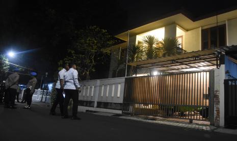 Polisi berjaga di depan rumah dinas Kadiv Propam Polri Irjen Pol Ferdy Sambo pascaperistiwa baku tembak dua ajudannya di Kompleks Polri Duren Tiga, Jakarta Selatan, Selasa (12/7/2022) malam. Kapolri Jenderal Pol Listyo Sigit Prabowo menyerahkan penyelidikan dan penyidikan kasus baku tembak yang terjadi pada Jumat (8/7) antara dua ajudan di rumah dinas Kadiv Propam Polri Irjen Pol Ferdy Sambo yakni Bharada E dan Brigadir J tersebut kepada tim gabungan yang akan bekerja secara profesional. 