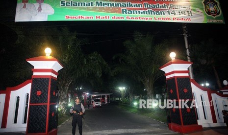 Polisi berjaga di depan rumah dinas Wali Kota Blitar saat sejumlah penyidik KPK melakukan penggeledahan di Blitar, Jawa Timur, Kamis (7/6).