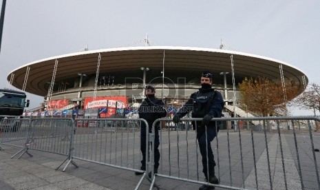 Polisi berjaga di depan Stadion Stade de France di Paris, Prancis, Sabtu (14/11).EPA/LAURENT DUBRULE