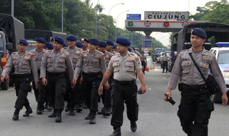  Polisi berjaga di gerbang Tol Jakarta-Merak KM-57, Ciujung, Serang, Banten, menyusul adanya aksi unjukrasa buruh yang memblokir jalan di sekitar gerbang tol itu, Selasa (3/12).  (Antara/Asep Fathulrahman)