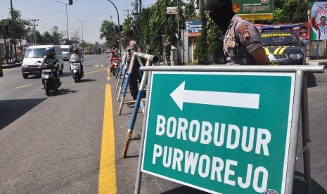 Polisi berjaga di jalan masuk kawasan candi Borobudur yang ditutup sementara di pertigaan Blondo, Mungkid, Magelang, Jawa Tengah, Jumat (8/9). 