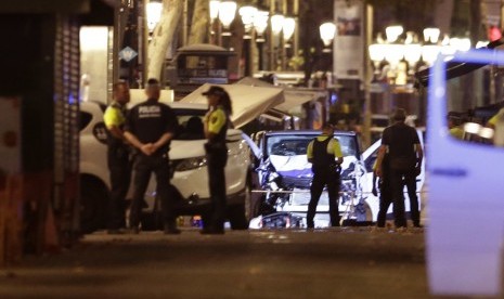 Polisi berjaga di Las Ramblas, Barcelona, setelah serangan mobil pada Kamis (17/8) sore waktu setempat.