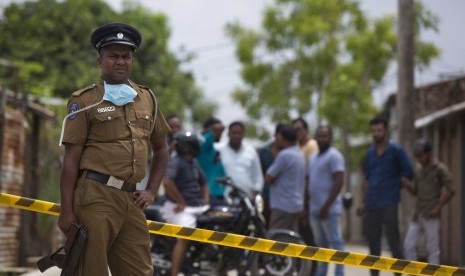 Polisi berjaga di lokasi baku tembak antara tentara dengan terduga militan di Kalmunai, Sri Lanka, Ahad (28/4).