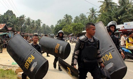 Polisi berjaga di lokasi gereja Singkil, Aceh, Rabu (14/10).