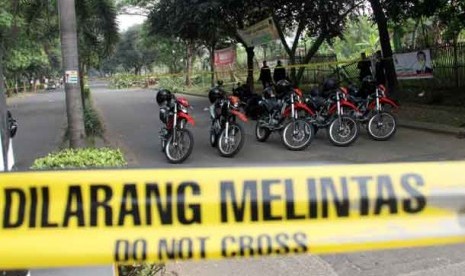 Polisi berjaga di lokasi penembakan dua anggota Polri di Jalan Graha Raya, Tangerang, Banten, Sabtu (17/8).