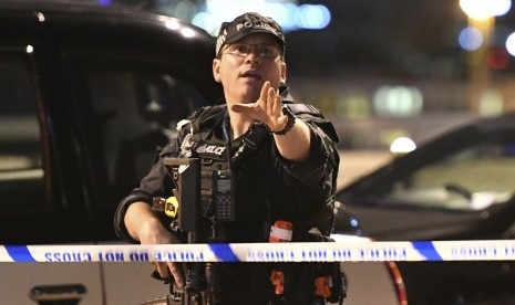 Polisi berjaga di London Bridge.