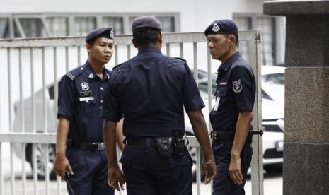 Polisi berjaga di luar departemen forensik Kuala Lumpur Hospital, lokasi jenazah Kim Jong-nam di Kuala Lumpur, Malaysia, Selasa, 21 Februari 2017.