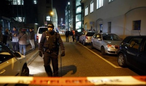 Polisi berjaga di luar sebuah masjid di pusat kota Zurich, Switzerland, 19 Desember 2016. Sebanyak tiga jamaah terluka akibat penembakan oleh orang tak dikenal.