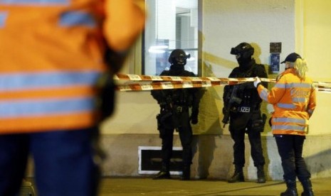 Polisi berjaga di luar sebuah masjid di pusat kota Zurich, Switzerlan, 19 Desember 2016. Sebanyak tiga jamaah terluka akibat penembakan oleh orang tak dikenal. 