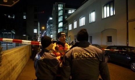 Polisi berjaga di luar sebuah masjid di pusat kota Zurich, Switzerland, 19 Desember 2016. Sebanyak tiga jamaah terluka akibat penembakan oleh orang tak dikenal. 