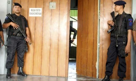 Polisi berjaga di pintu masuk LP Cebongan, Yogyakarta, Sabtu (23/3),