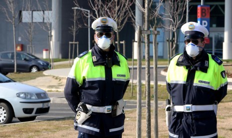  Polisi berjaga di rumah sakit Schiavonia, dekat Padova, di mana tes untuk virus corona dilakukan terhadap warga di Veneto, Italia utara, Sabtu (22/2). Italia melaporkan 80 kasus positif corona terjadi di negaranya. 