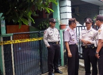 Polisi berjaga di rumah yang diduga sebagai rumah teroris di Perumahan Pondok Cipta, Bintara, Bekasi. 