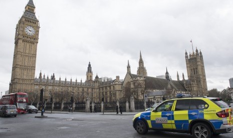 Polisi berjaga di sekitar gedung Parlemen Inggris di London. ilustrasi