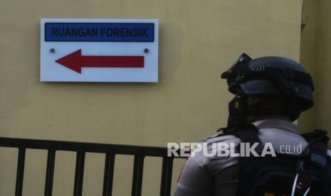 Polisi berjaga di sekitar ruang jenazah yang menjadi tempat proses identifikasi dan otopsi dua jenazah (Ilustrasi)