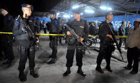  Polisi berjaga di sekitar TKP penembakan Briptu Ruslan Kusumah di Jalan Pekapuran, CImanggis, Depok, Jumat (13/9). (Republika/Rakhmawaty La'lang)