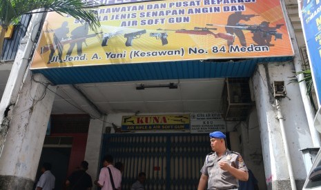 Polisi berjaga didepan toko reparasi airsoft gun pascaperistiwa penembakan terhadap pemilik toko, di Medan, Sumatera Utara, Rabu (18/1).