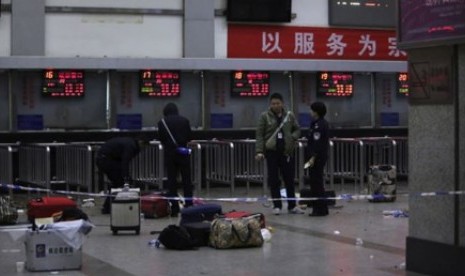 Polisi berjaga-jaga dekat loket di stasiun kereta api Kunming, provinsi Yunnan, China (ilustrasI). Pos pemeriksaan keimigrasian Muse-Ruili menjadi salah satu titik perbatasan tersibuk antara China dan kawasan Asia Tenggara selama musim libur Tahun Baru Imlek.