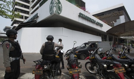 Polisi berjaga-jaga di depan lokasi terjadinya bom di jalan MH Thamrin, Jakarta, Senin (18/1).