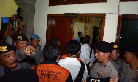 Polisi berjaga-jaga di depan ruang kerja Wakil Ketua DPRD Bali, Jro Komang Gede Swastika di Denpasar, Kamis (9/10). Polisi mencari sejumlah barang bukti untuk melengkapi berkas perkara pemeriksaan Jro Komang Gede Swatika yang sampai saat ini masih menjadi buron kasus narkoba pascamelarikan diri saat penggerebekan di kediamannya pada Jumat (3/11). 