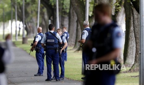 Haji Hingga Telur, Hadiah tak Biasa untuk Polisi Selandia. Polisi berjaga-jaga di sebuah taman di seberang jalan dari masjid di Christchurch, Selandia Baru.