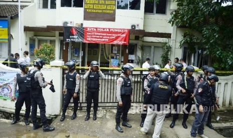 Polisi berjaga-jaga di TKP Kantor Kelurahan Arjuna dalam peristiwa peledakan bom panci oleh teroris, di Taman Pandawa, Kota Bandung, Senin (27/2)