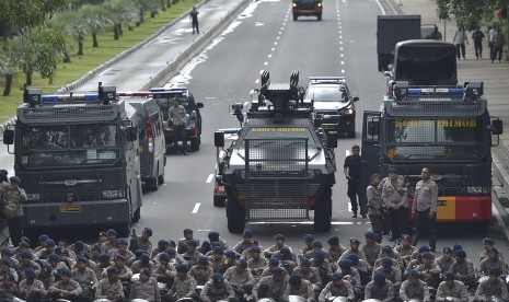 Polisi berjaga-jaga sebagai bagian dari pengamanan Aksi 313 di Jalan Medan Merdeka Barat, Jakarta, Jumat (31/3).