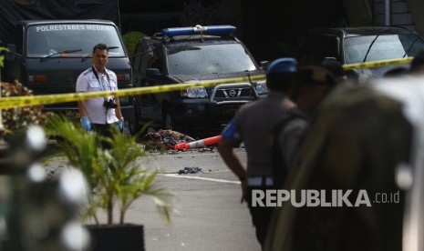 Polisi berjaga pascabom bunuh diri di Mapolrestabes Medan, Sumut, Rabu (13/11/2019).