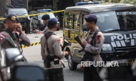 Polisi berjaga pascabom bunuh diri di Mapolrestabes Medan, Sumut, Rabu (13/11/2019).