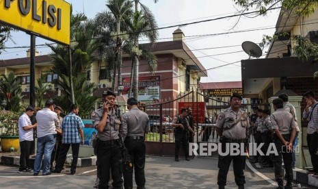 Polisi berjaga pascabom bunuh diri di Mapolrestabes Medan, Sumut, Rabu (13/11/2019).