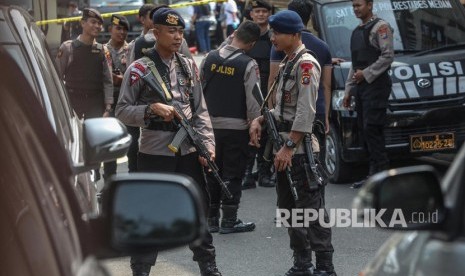 Polisi berjaga pascabom bunuh diri di Mapolrestabes Medan, Sumut, Rabu (13/11/2019).