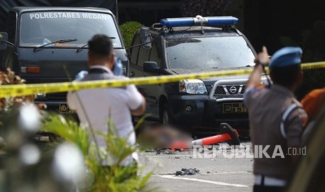 Polisi berjaga pascabom bunuh diri di Mapolrestabes Medan, Sumut, Rabu (13/11/2019).