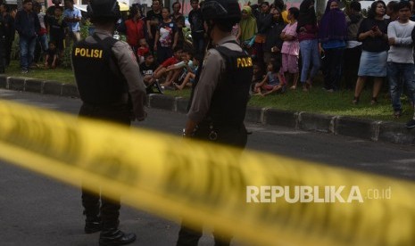 Police raided a house of suspected terrorist at Dukuh Pakis, Surabaya, East Java, on Thursday (May 17).