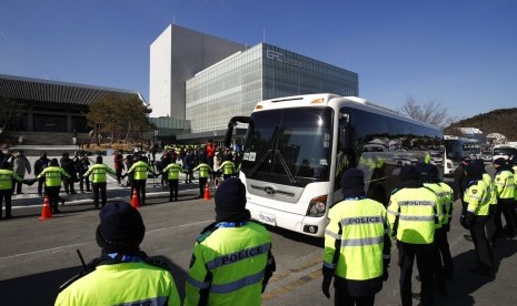 Polisi berjaga saat bus yang membawa rombongan seniman Samjiyon dari Korea Utara menjelang Olimpiade Musim Dingin di Gangneung, Korea Selatan, Rabu (7/2).