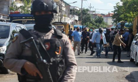 Petugas berjaga di Jalan Kunti, Surabaya (ilustrasi)