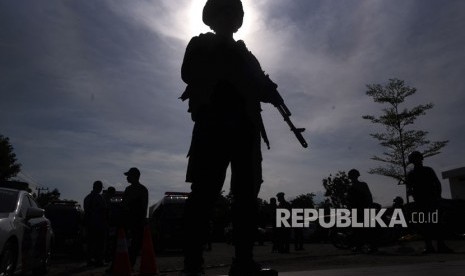 Polisi berjaga saat pemindahan jenazah terduga pelaku teror dari ruang pendingin ke ambulans di RS Bhayangkara, Surabaya, Jawa Timur, Jumat (18/5). 