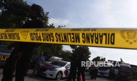 Polisi berjaga saat pemindahan jenazah terduga pelaku teror dari ruang pendingin ke ambulans di RS Bhayangkara, Surabaya, Jawa Timur, Jumat (18/5).